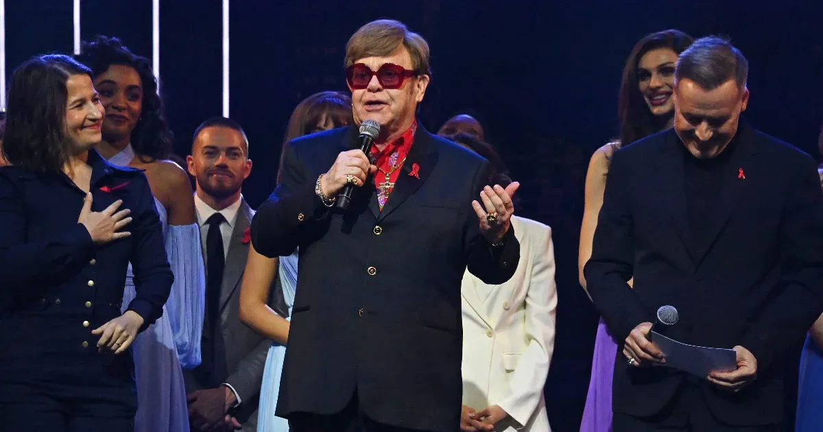 Elton John a londoni West Enden jelentette be, hogy elveszítette a látását