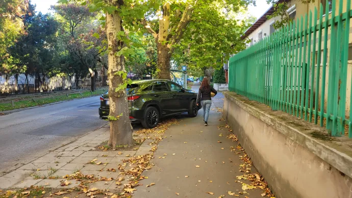 Szabálytalanul parkoló autók a cukrászda környékén – Olvasói fotó / Szegeder / Telex