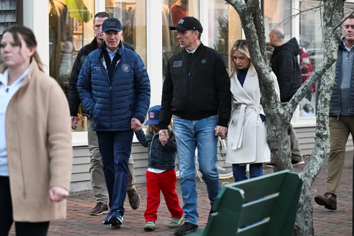 2024. november 29-én a massachusettsi Nantucket belvárosában sétált Joe Bidennel Hunter Biden és felesége, Melissa Cohen Biden, és közös fiúk, Beau Jr. – Fotó: Craig Hudson / Reuters