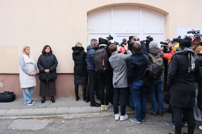 Tóth Gabriella Zsuzsa, az Országos Gyermekvédelmi Szakszolgálat baranyai vezetője és Cséplőné Gönczi Veronika főigazgató, a sajtó gyűrűjében a Magyar, Menczer és Fülöp – Fotó: Gűth Ervin / Telex