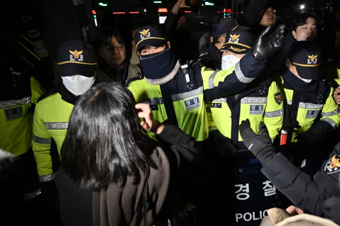 Rendőrök tartanak vissza embereket, akik be akarnak menni a dél-koreai parlament épületébe, 2024. december 3-án. Fotó: Jung Yeon-Je / AFP or licensors