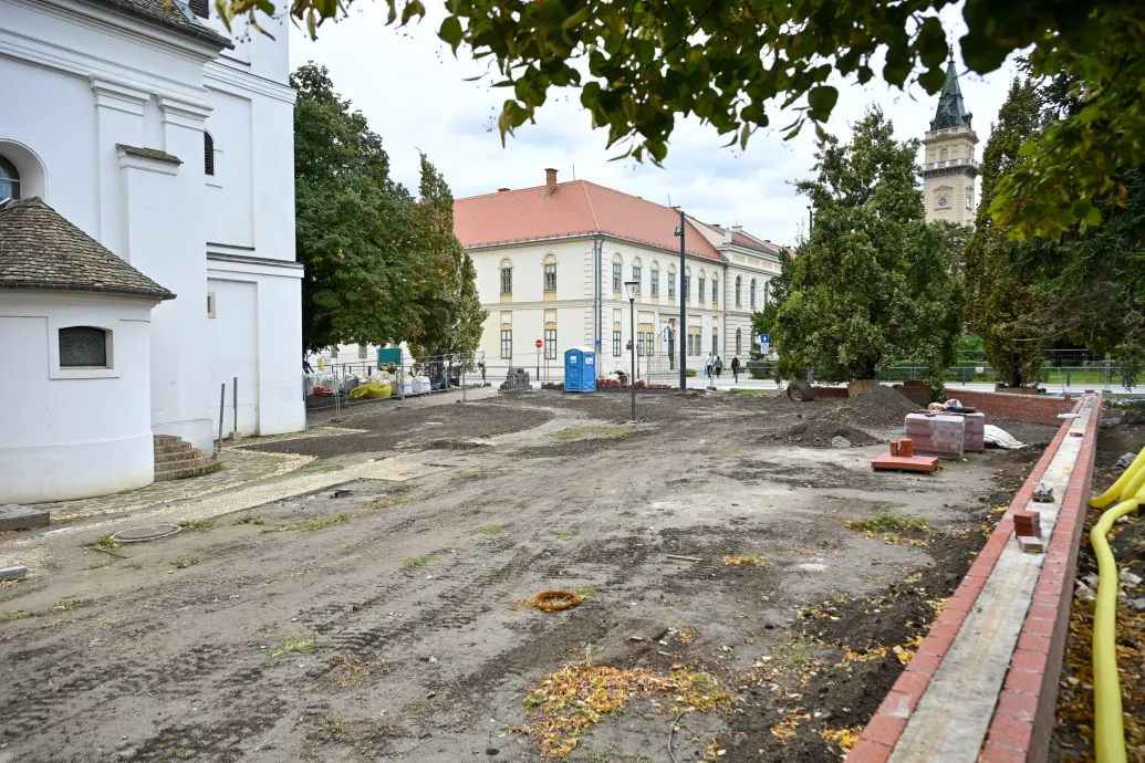 Szeged egykori fideszes polgármesterjelöltjének cége újítja fel a hódmezővásárhelyi Kossuth teret – Forrás: Telex.hu