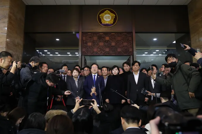 Sajtótájékoztatót tart Lee Jae-myung a dél-koreai parlamentben. Fotó: Chung Sung-Jun / 2024 Getty Images