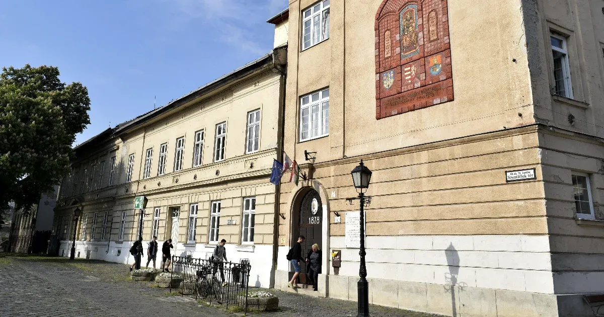 Fogdosott egy diákot, korábbi iskolájából elbocsátották, néhány hónap múlva már az Óbudai Gimnáziumban tanított