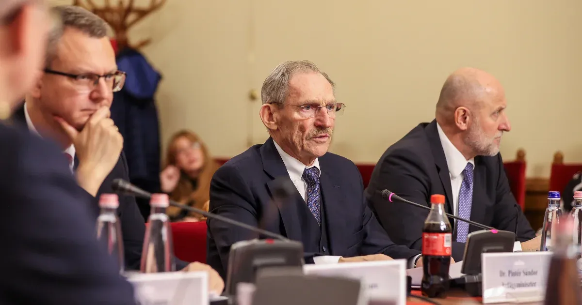 Pintér Sándor szerint is keveset keresnek a rendőrök, de a választás előtt megint jár a hathavi fegyverpénz