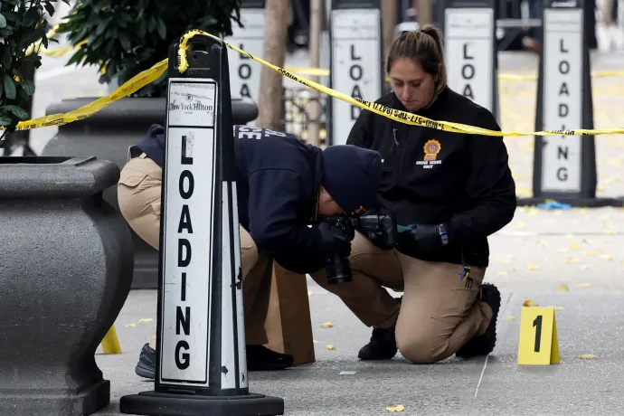 Helyszínelők töltényhüvelyeket fényképeznek, amelyekre az ABC News információi szerint üzenetek voltak írva – Fotó: Shannon Stapleton / Reuters