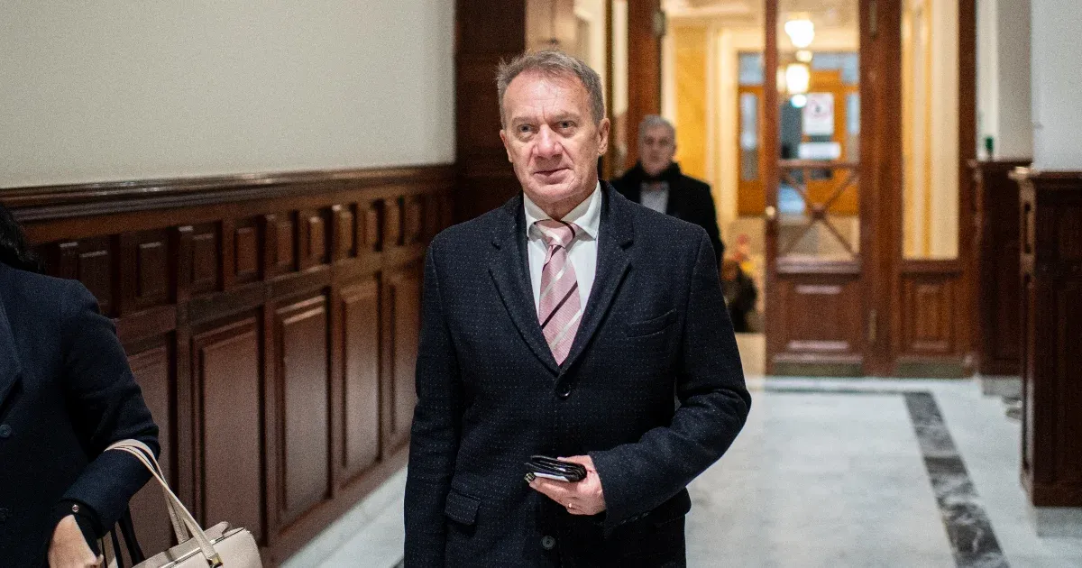 Varju László lemond a képviselői mandátumáról, hogy időközi választás legyen Újpesten