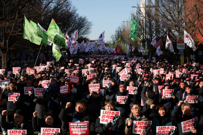 Tüntetők a dél-koreai elnök távozását követelik / Fotó: Kim Hong-ji (Reuters)