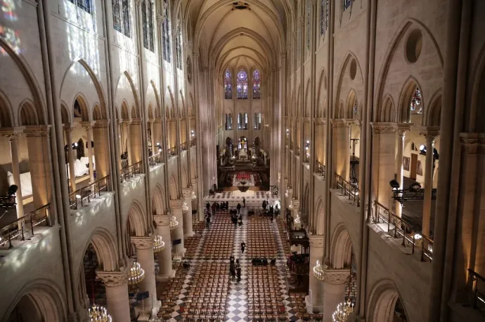 A Notre Dame felújított főhajója – Fotó: Christophe Petit Tesson / AFP