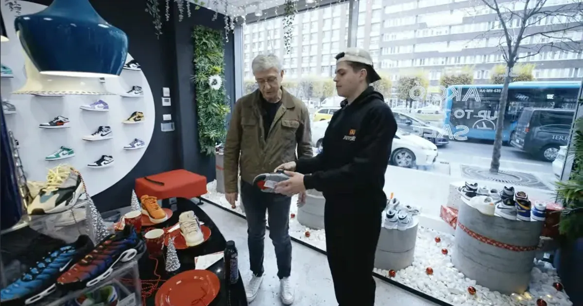 „Inkább száradjon le a hüvelykujjam, mint elköltsek erre a cipőre több millió forintot” – Gyurcsány a Balázs Kicksben járt