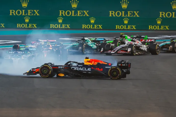 Max Verstappen a megpördülés után – Fotó: Jayce Illman / Getty Images