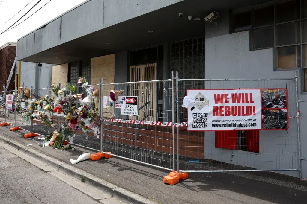 Terrortámadásként kezelik a melbourne-i zsinagógában történt gyújtogatást – Forrás: Telex.hu