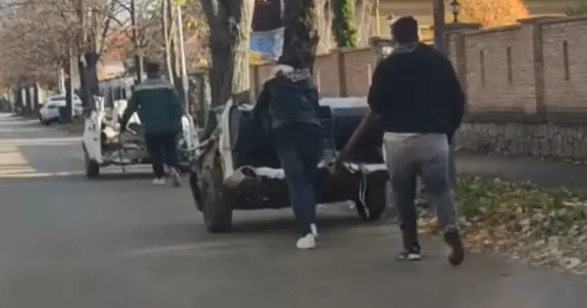 Félbevágott Suzukikat tologatott három férfi Pápán