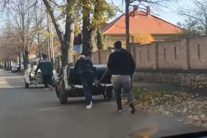 Félbevágott Suzukikat tologatott három férfi Pápán