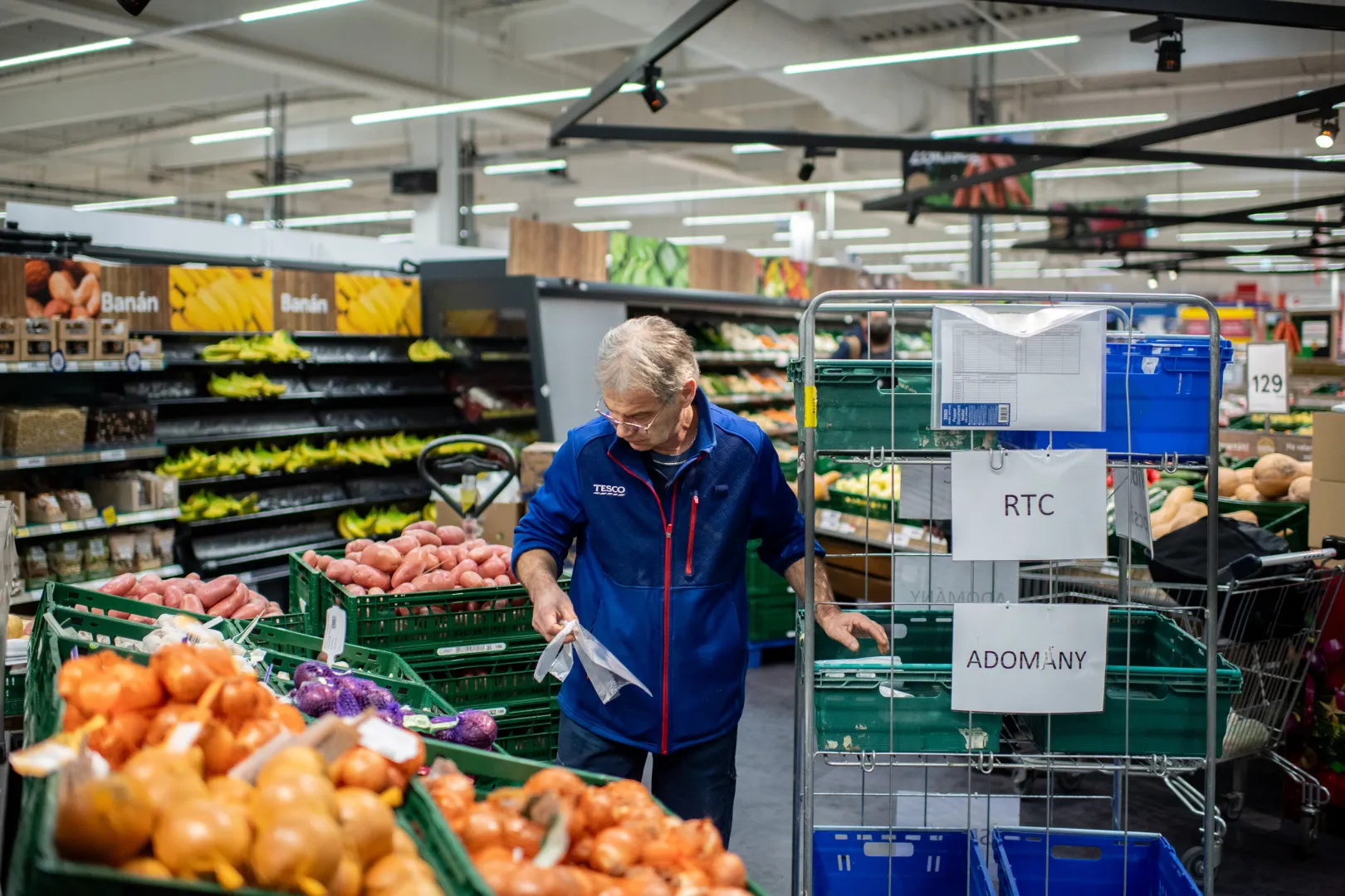 A Tesco munkatársa szétválogatja a selejtet és az eladható zöldségeket, valamint azokat, amik még adományként felajánlhatók – Fotó: Bődey János / Telex