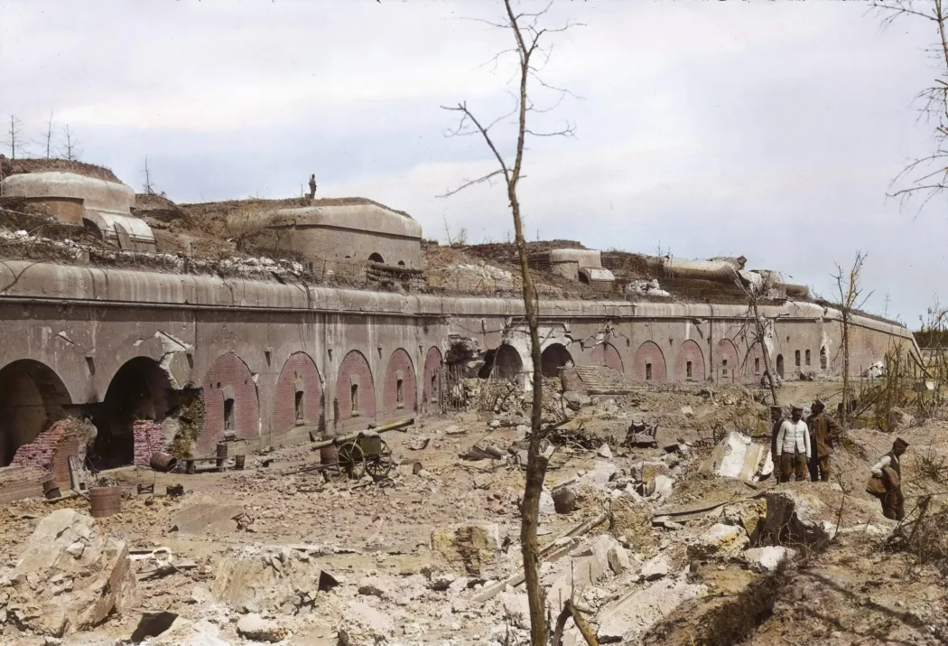 Fotó: A przemyśli váröv egyik felrobbantott erődje 1915-ben (kézzel színezett fotó) – Forrás: Ost. Volkshochschularchiv / Öst. Volkshochschularchiv / Imagno / picturedesk.com