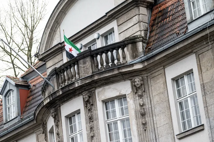 Az új szíriai zászló a berlini nagykövetség erkélyén 2024. december 9-én – Fotó: Fabian Sommer / AFP