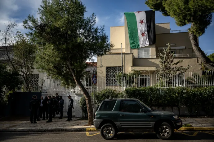 Az athéni szíriai nagykövetség Bassár el-Aszad elnök bukása után 2024. december 9-én – Fotó: Angelos Tzortzinis / AFP