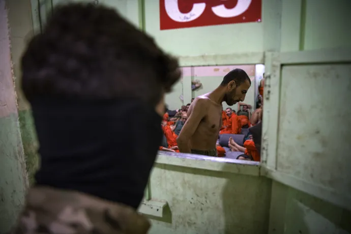 Foglyok a Hasakeh városában található SDF ellenőrzése alatt álló börtönben 2019. októberében. Kurd források szerint mintegy 12 ezer ISIS-harcost tartanak fogva kurd vezetésű börtönökben Észak-Szíriában – Fotó: Fadel Senna / AFP