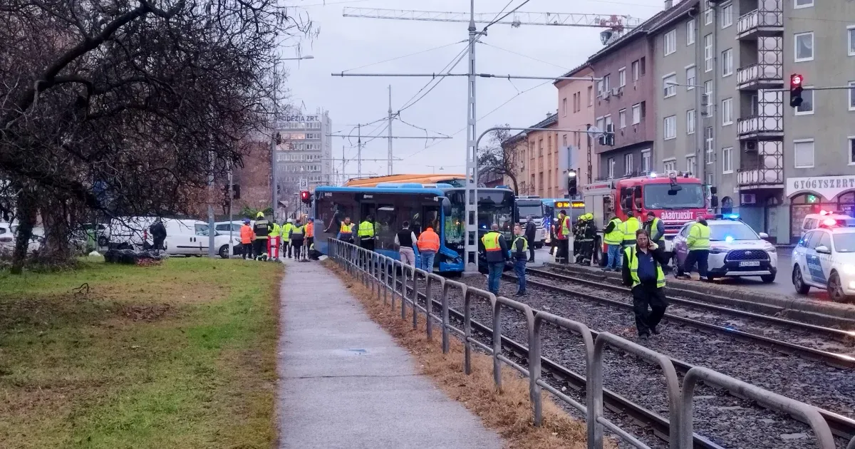 Összeütközött egy villamos és egy busz Zuglóban, heten sérültek meg, egyikük életveszélyesen