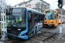 Összeütközött egy villamos és egy busz Zuglóban, heten sérültek meg, egyikük életveszélyesen