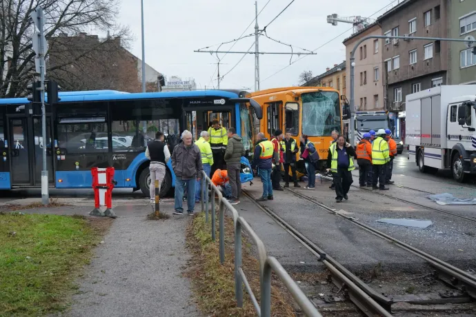 Összeütközött egy villamos és egy busz Zuglóban, heten sérültek meg, egyikük életveszélyesen