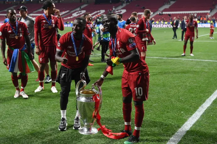 Naby Keïta és Sadio Mané a BL-trófeával 2019. június 1-jén Madridban – Fotó: Paul Ellis / AFP