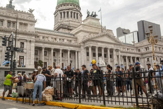 Rászorulók állnak sorban az argentin parlament épülete előtt Buenos Airesben 2024. február 29-én – Fotó: Ricardo Ceppi / Getty Images