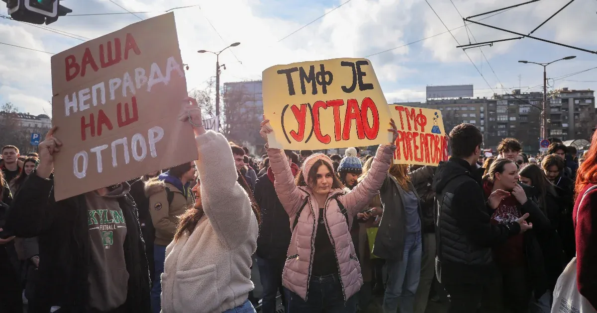Tiltakoznak a szerb egyetemisták az újvidéki halálos tragédia miatt