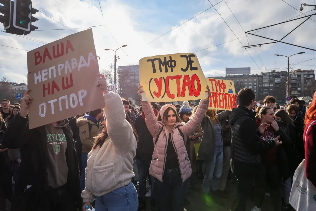 Tiltakoznak a szerb egyetemisták az újvidéki halálos tragédia miatt