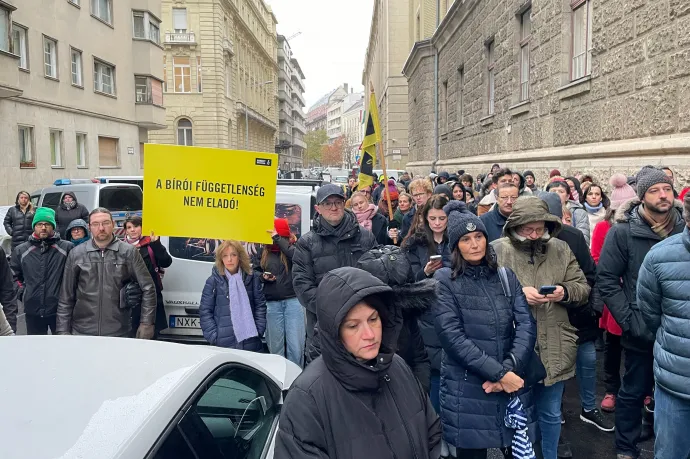 „Becsület nem eladó, nem engedünk a zsarolásnak!” – a bírói függetlenségért tüntettek Budapesten