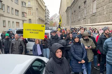 „Becsület nem eladó, nem engedünk a zsarolásnak!” – a bírói függetlenségért tüntettek Budapesten