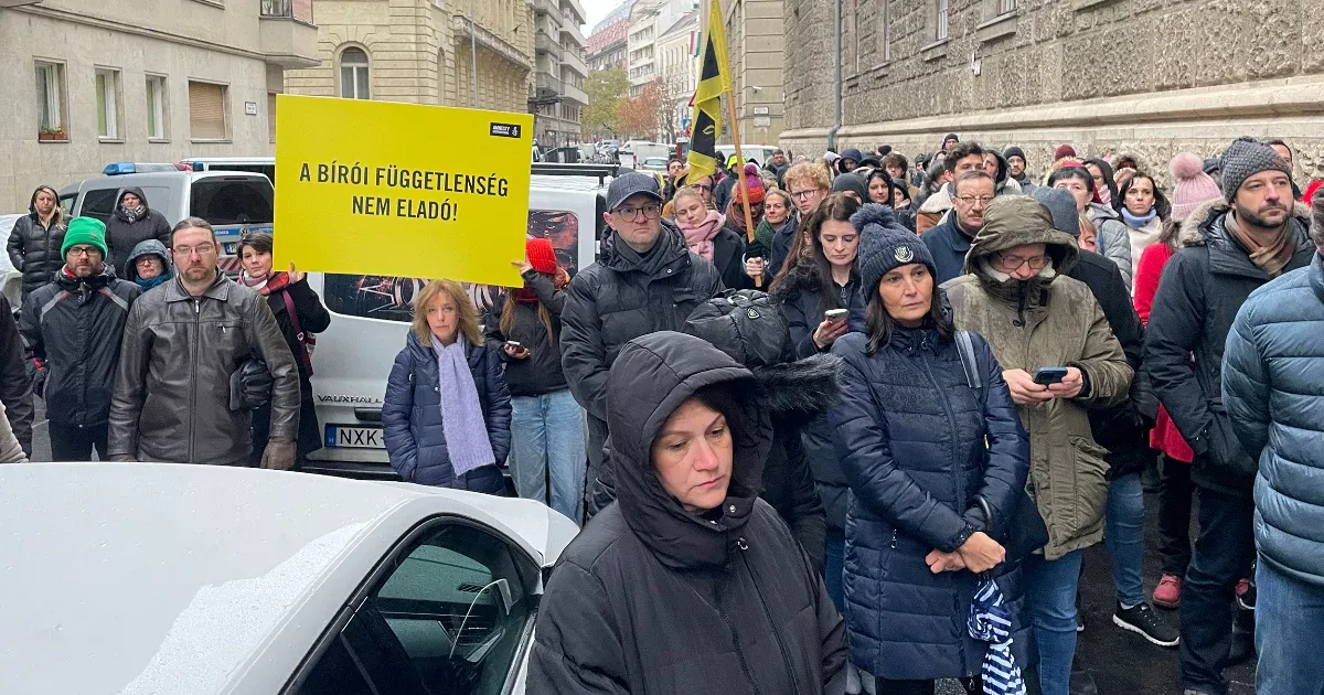 „Becsület nem eladó, nem engedünk a zsarolásnak!” – a bírói függetlenségért tüntettek Budapesten