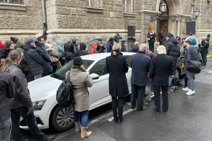 „Becsület nem eladó, nem engedünk a zsarolásnak!” – a bírói függetlenségért tüntettek Budapesten