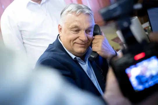 Orbán spends an hour on the phone with Putin