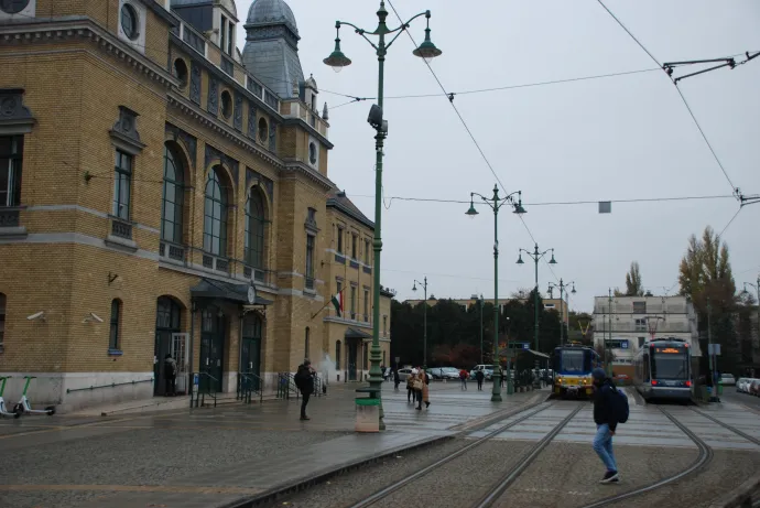 Tram-train és villamos áll egymás mellett a Nagyállomásnál, mindkettőnek ez az egyik végállomása – Fotó: Móra Ferenc Sándor / Telex 