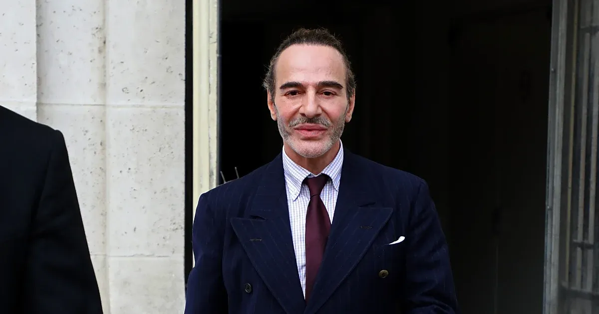 Tíz év után elhagyja a Maison Margielát John Galliano, a világ egyik legnagyobb hatású divattervezője