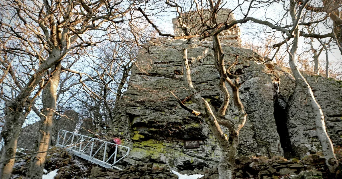 A Pokol kapujához vezet az első magyar turistaút a szlovákiai kínai fal düledékei mellett