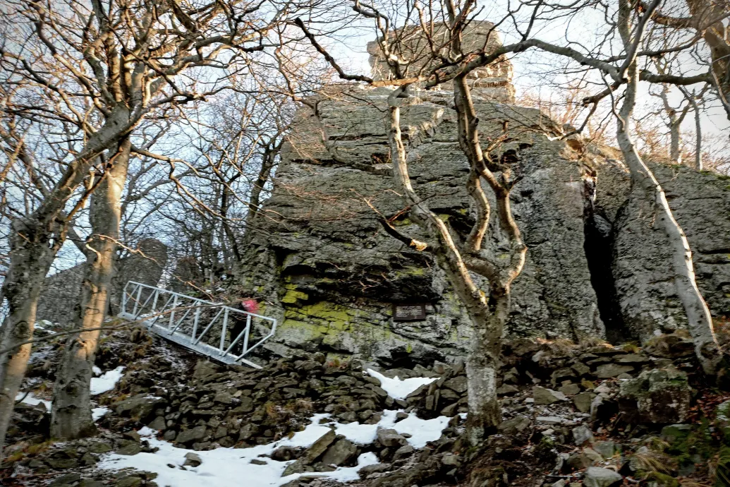 A Pokol kapujához vezet az első magyar turistaút a szlovákiai kínai fal düledékei mellett