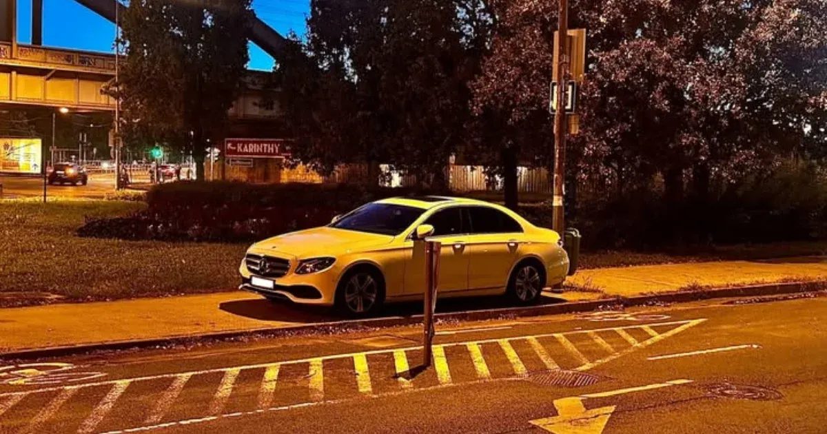 „Baleseti helyszínelő vagyok, világos?” – így lengette a plecsnijét a tilosban parkoló Delhusa Gjon
