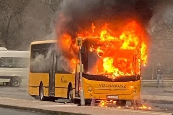 Kigyulladt és leégett egy busz vezetőfülkéje Tiszaújvárosban