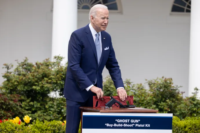 Joe Biden egy ghost gunnal a Fehér Ház rózsakertjében, a fegyveres erőszakról tartott sajtótájékoztatón, 2022. április 12-én – Fotó: Nathan Posner / Anadolu / Getty Images