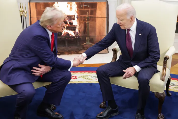 Joe Biden és Donald Trump kezet fog a megválasztott és a leköszönő elnök hagyományos találkozóján a Fehér Ház Ovális Irodájában 2024. november 13-án – Fotó: Alex Wong / Getty Images