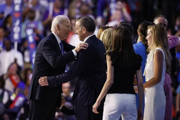 Joe Biden amerikai elnök és fia, Hunter Biden a demokraták jelölőgyűlésének első napja végén a chicagói United Centerben 2024. augusztus 19-én – Fotó: Kevin Dietsch / 2024 Getty Images