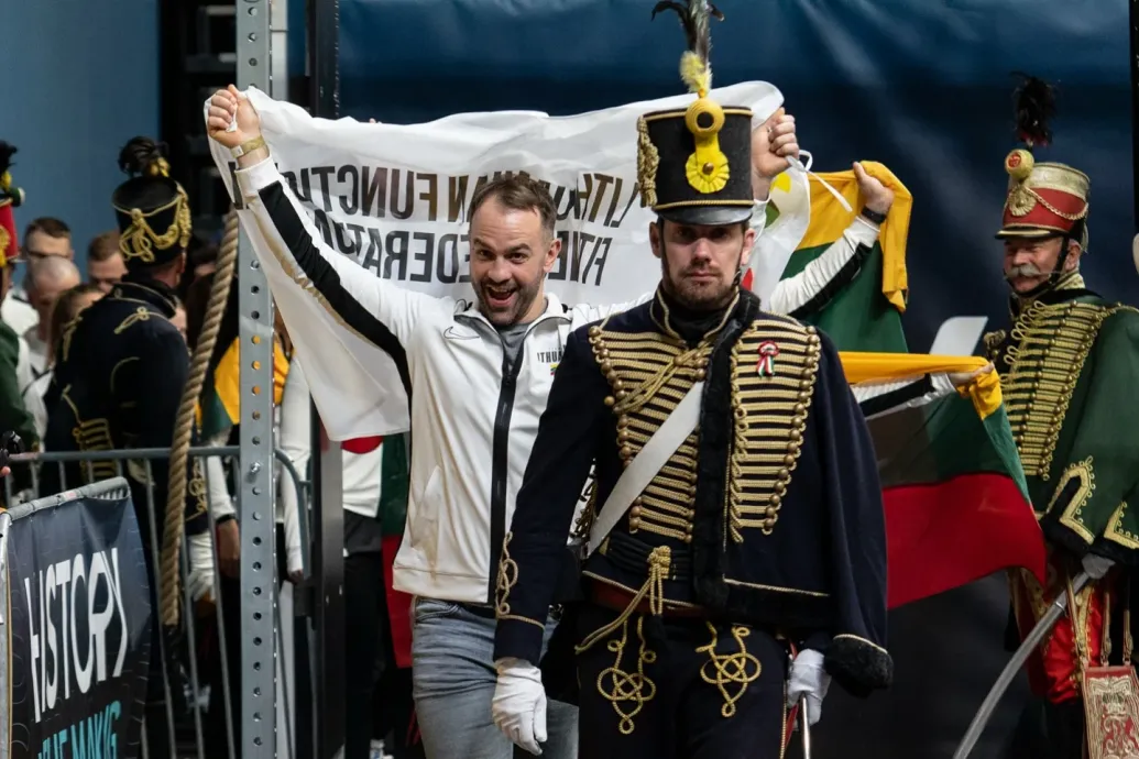 Kitiltottak egy litván sportolót a „Tegyük újra kicsivé Oroszországot” feliratú pólójáért a budapesti fitnesz világbajnokságról, végül az egész litván csapat visszalépett