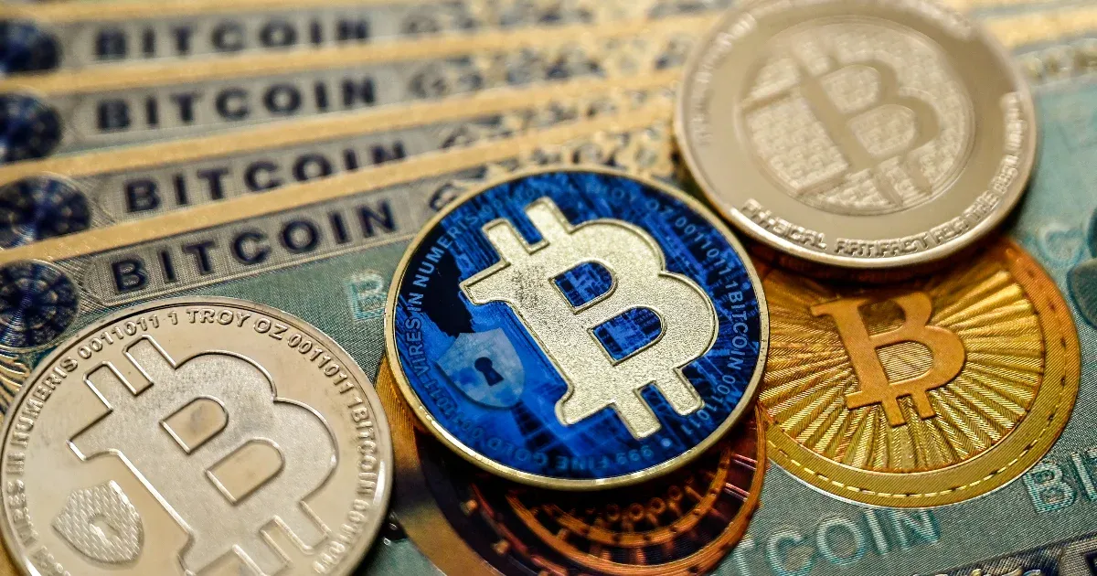 Újabb rekordon a bitcoin, 106 ezer dolláron is jegyezték