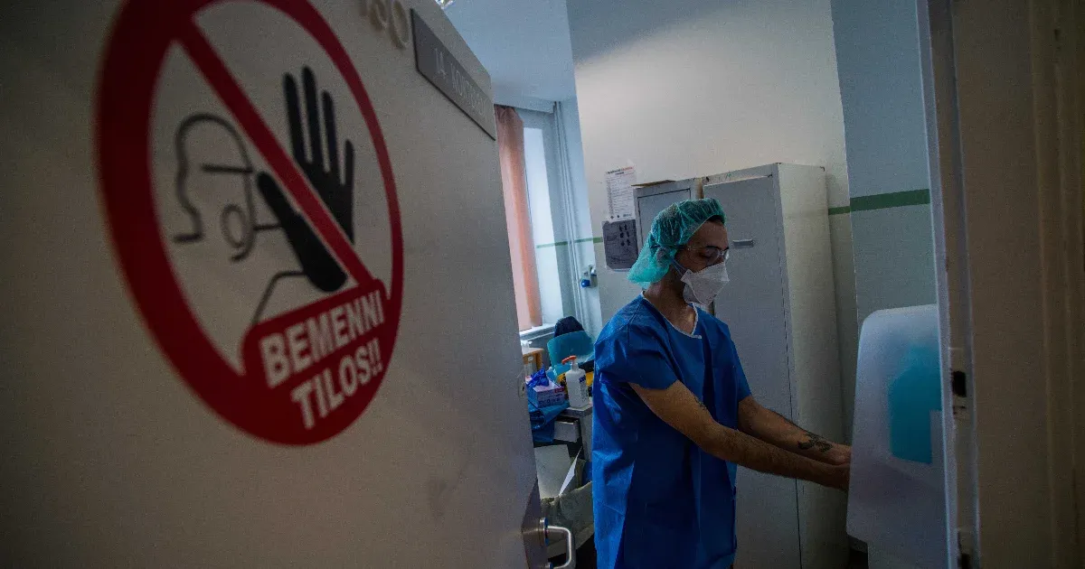 Injekciókat adott be és műtőkbe is bement az álorvos, a rendőrség kuruzslás miatt nyomoz