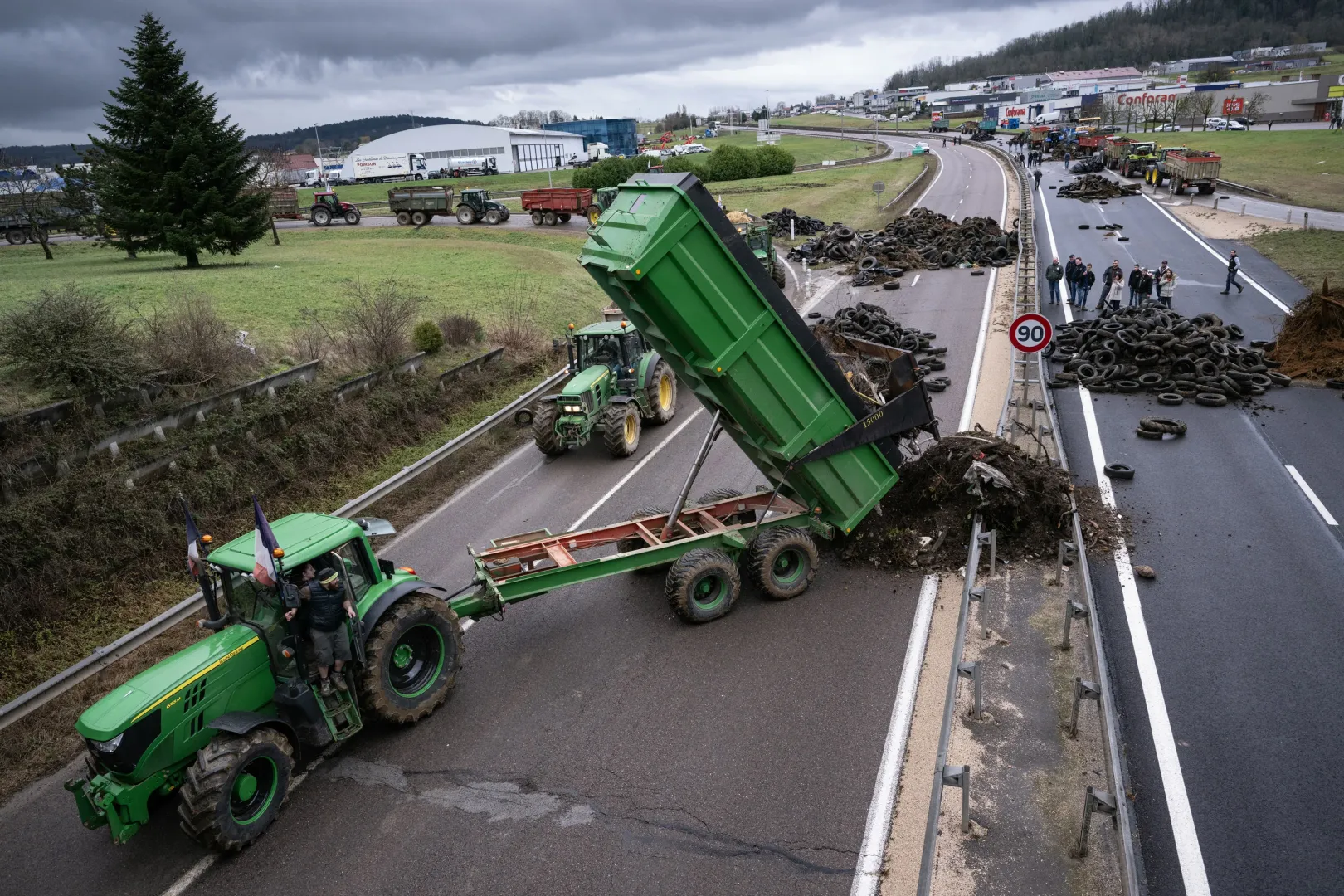 Francia farmerek blokkolják az RN 19-es utat, kelet-Franciaországban, Vesoul közelében – Fotó: Sebastien Bozon / AFP