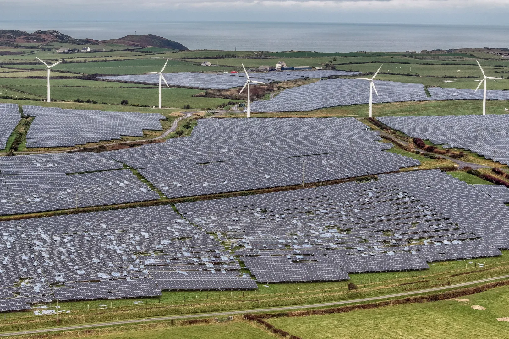 Légifotó az erősen megtépázott napelemparkról Anglesey-ben – Fotó: Christopher Furlong / Getty Images