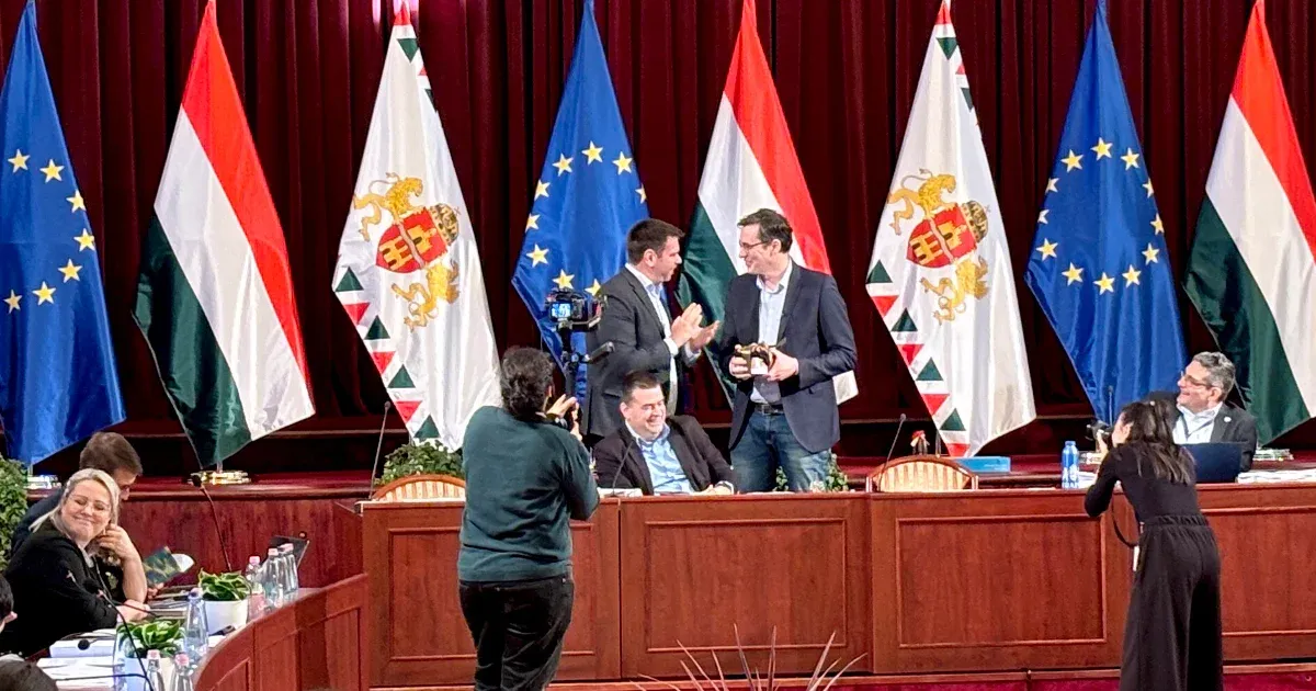 Egymást ajándékozták a fővárosi képviselők, Vitézy nem akárki nevét húzta ki